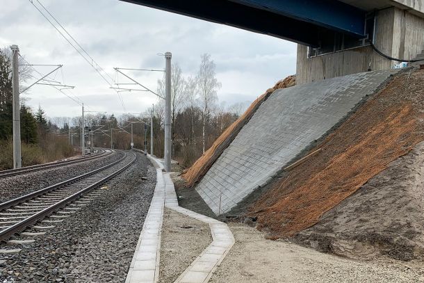 Bauarbeiten unter einer Brücke der Suedbahn