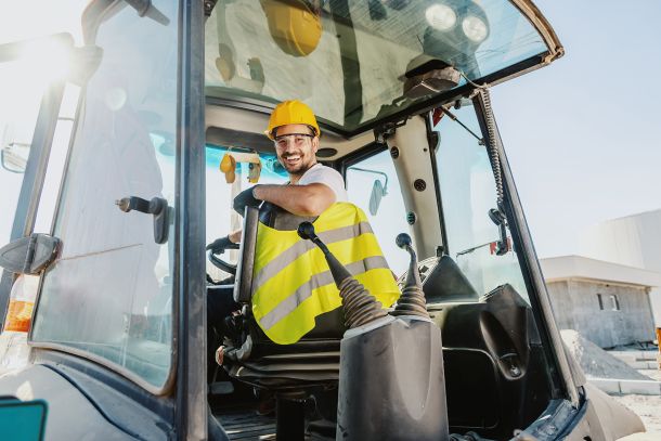 Person in einem Baustellenfahrzeug