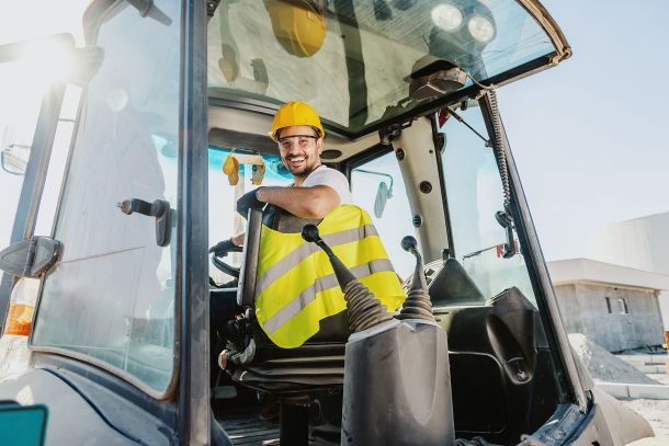 Person in einem Baustellenfahrzeug
